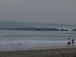 かなり早い波ですので素早いテイクオフが必要です