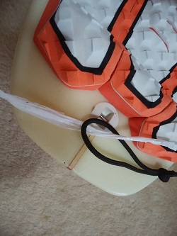 紐で先導してリーシュロックを入れる１