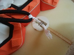 紐で先導してリーシュロックを入れる２