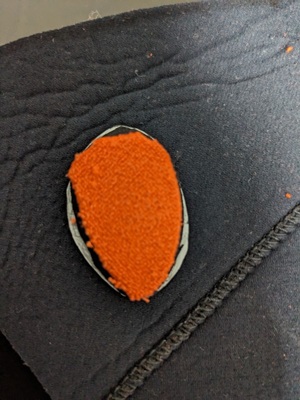 穴をふさぐ生地は少し小さいほうが修理がやり易い