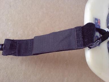 マジックテープが上になるように通しましょう