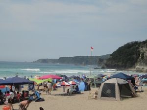 夏場は海水浴客でごった返す多々戸浜