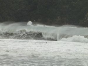 台風ウネリで爆裂中の弓ヶ浜サーフィンポイント