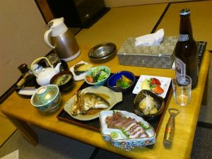 近くの民宿「大漁丸」の夕食