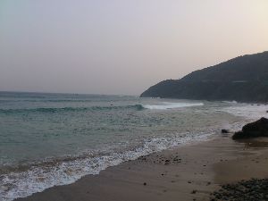 ウネリの入った恋ヶ浦サーフィンポイント