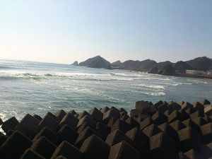 遠目から見る梅ヶ浜サーフィンポイント