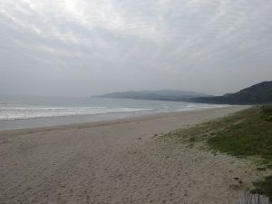 ビーチ正面からの右方向の大岐の浜